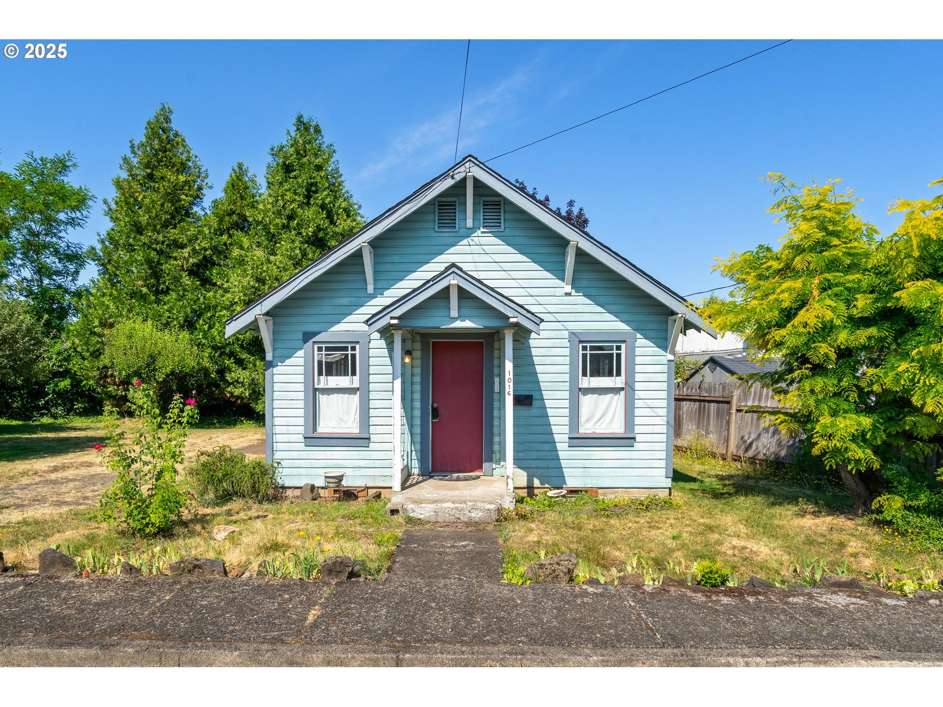 Property Photo: 1016 15th Ave OR 97386