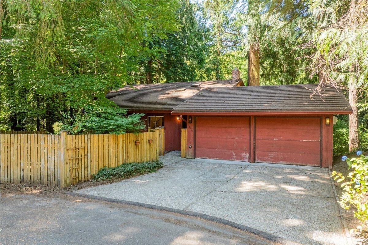 Property Photo: 18707 25th Avenue NE WA 98155