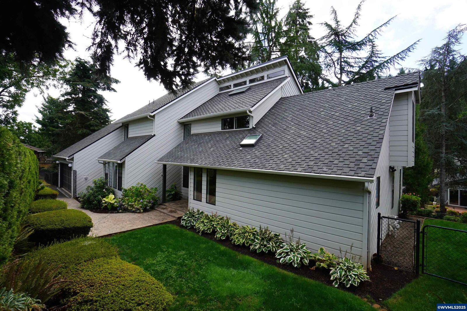 Property Photo: 994 Gleneden Ct NW OR 97304