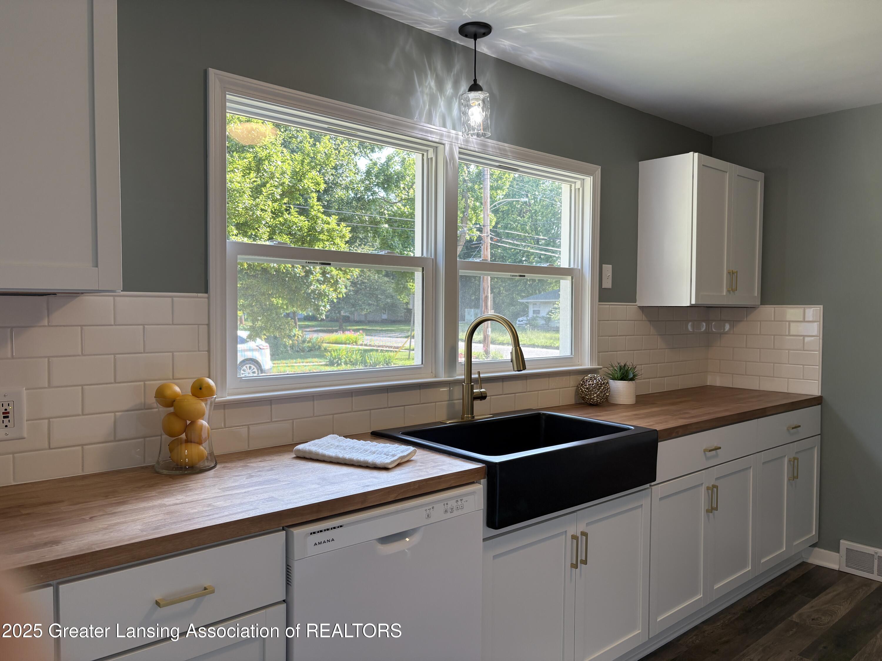 Property Photo: 1532 Bassett Street MI 48915