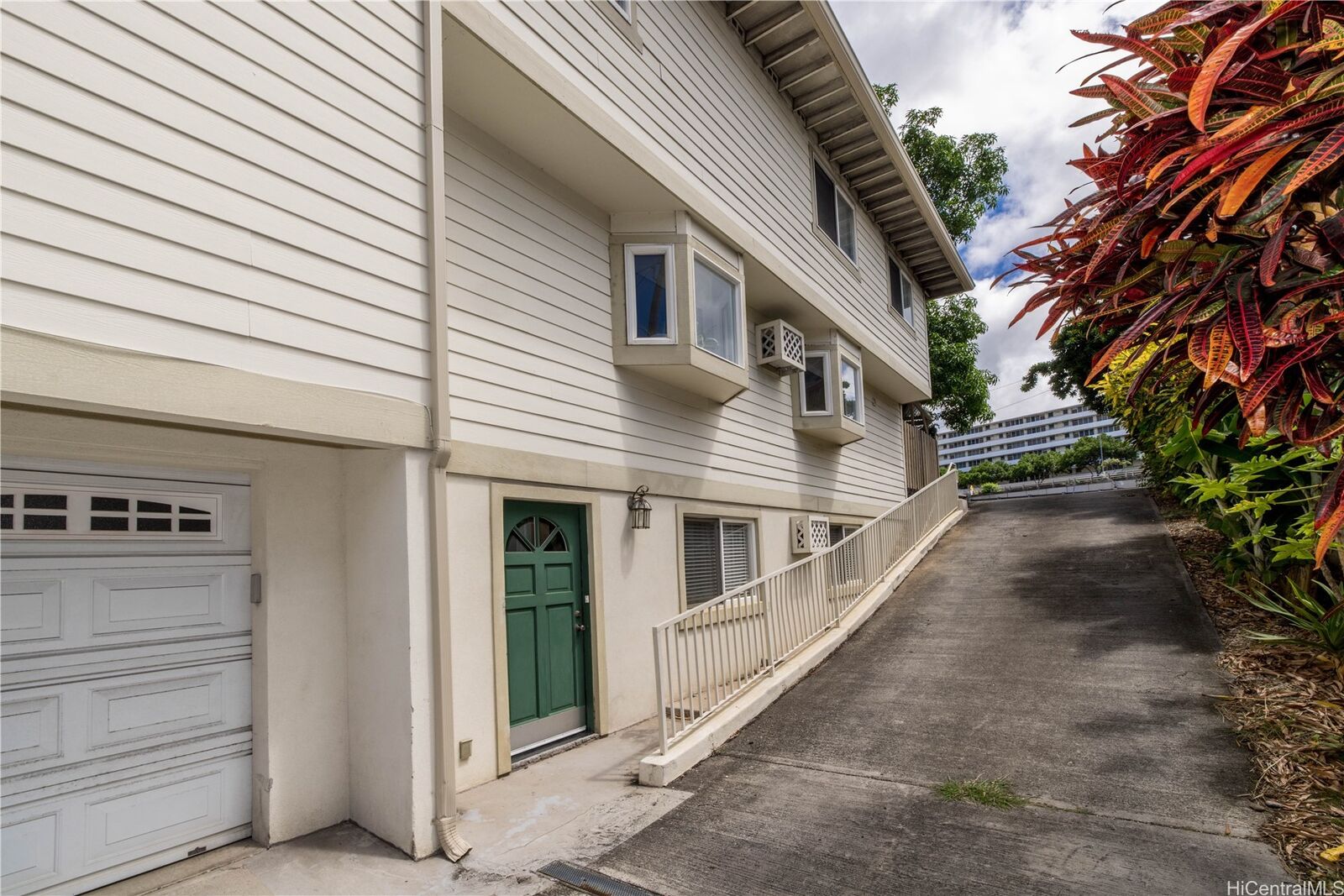 Property Photo: 739 Kinalau Place B HI 96813