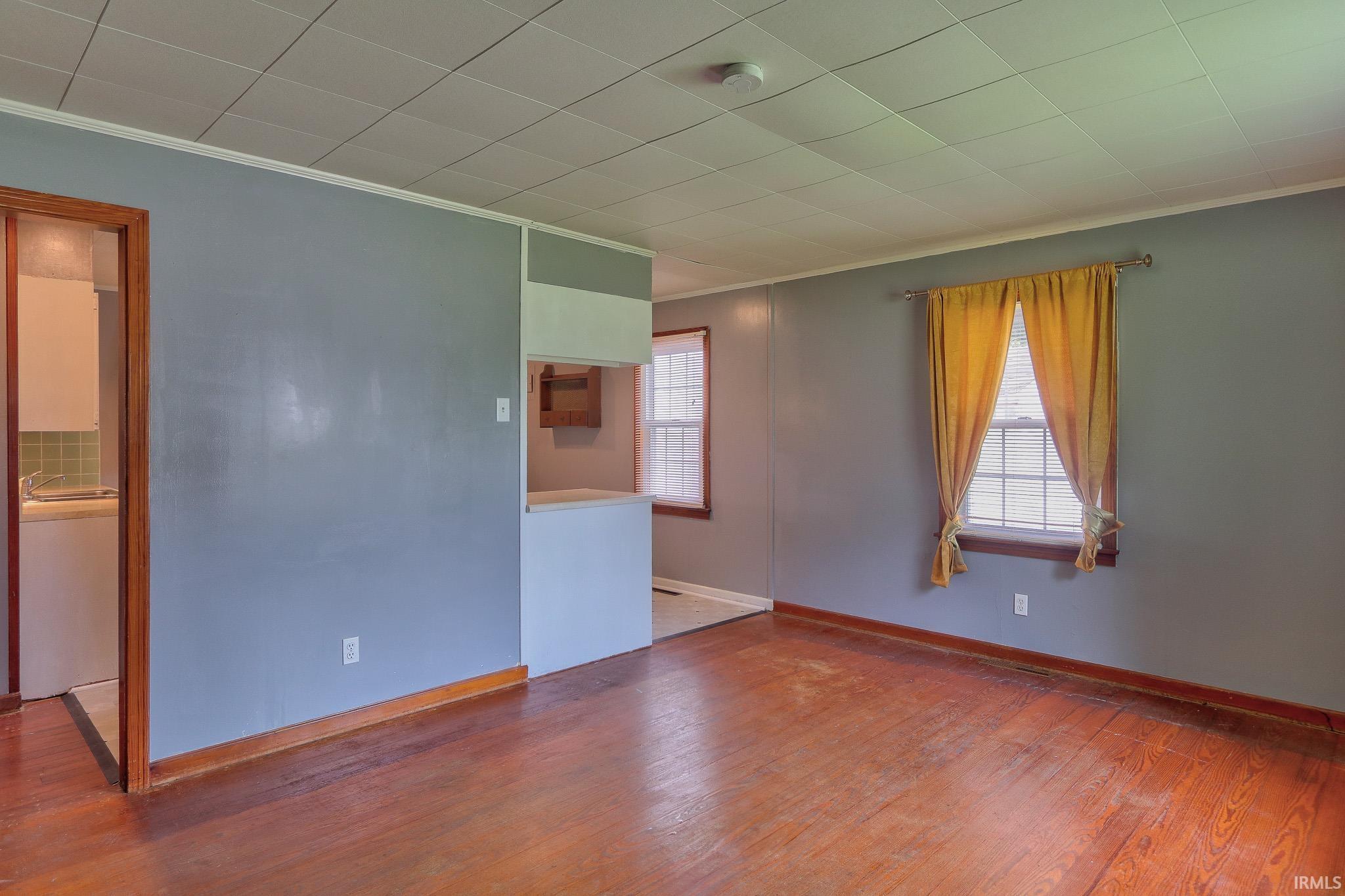Property Photo: 427 W Oak Street IN 47670-1236