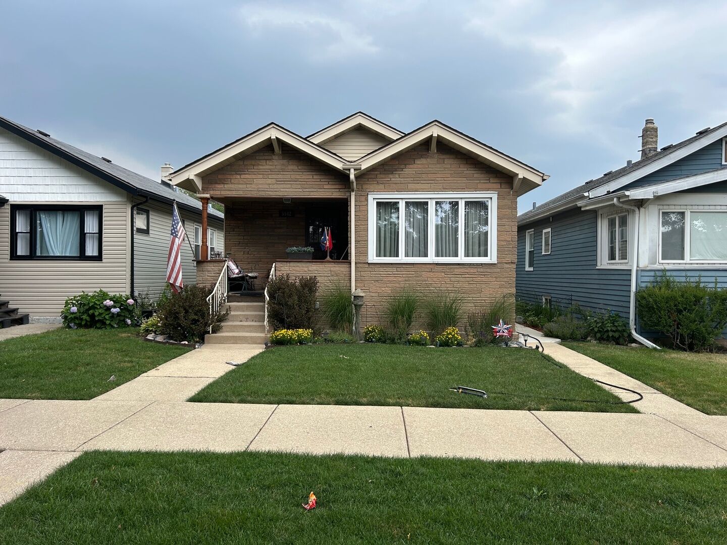 Property Photo: 5542 W Grace Street IL 60641