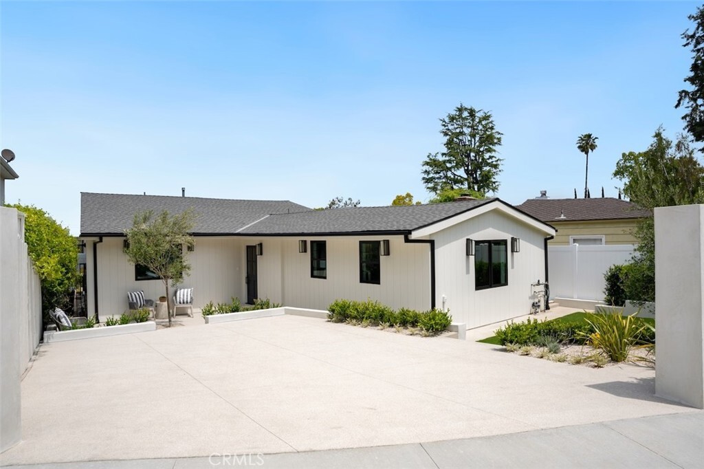 Property Photo: 13817 Valley Vista Blvd CA 91423