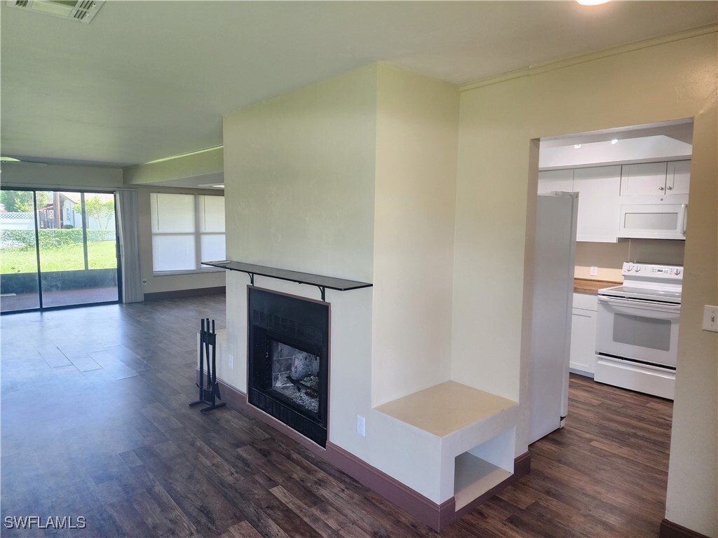 Property Photo: 1425 SE 25th Lane FL 33904
