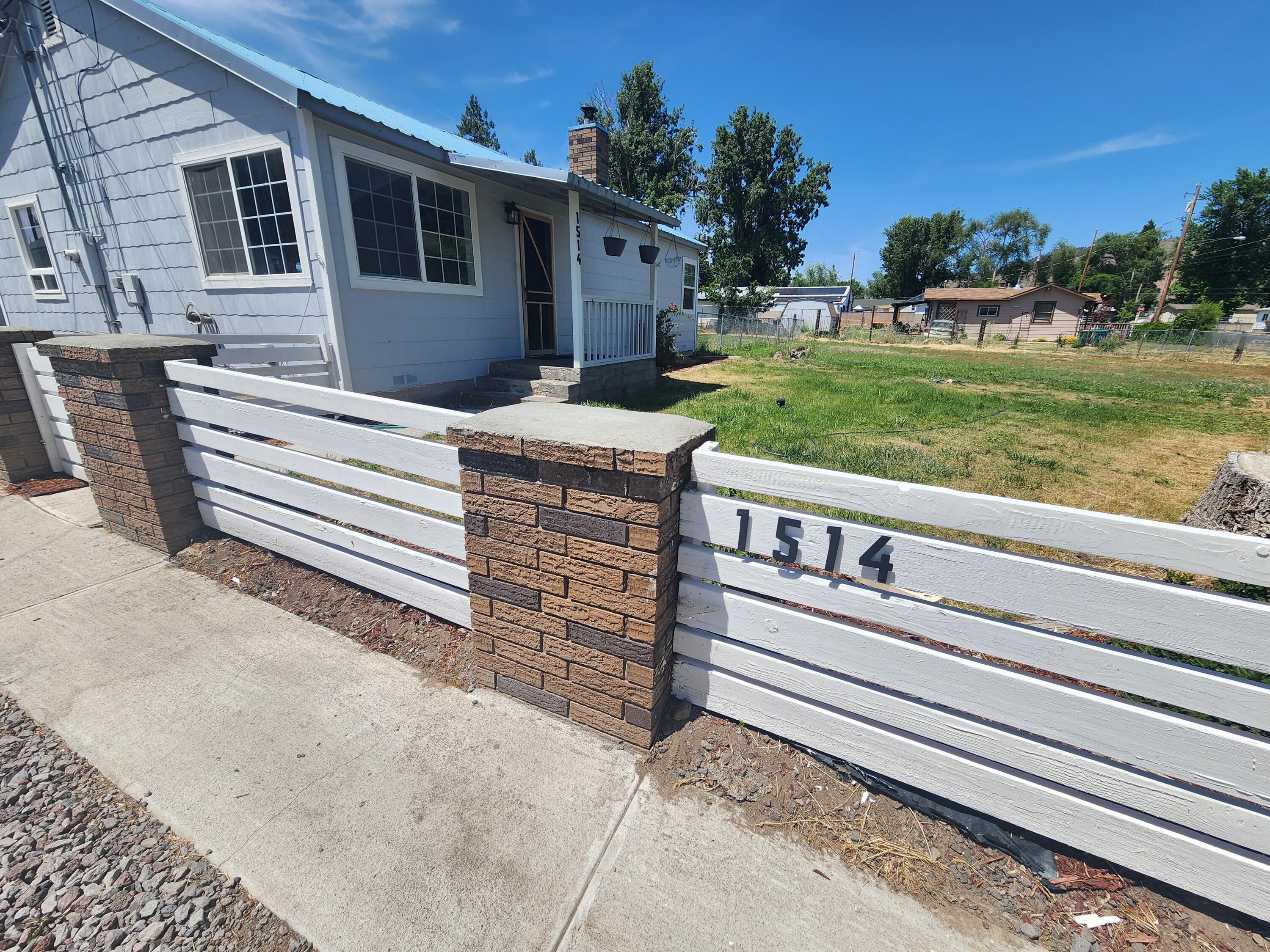 Property Photo: 1514 Etna Street OR 97603