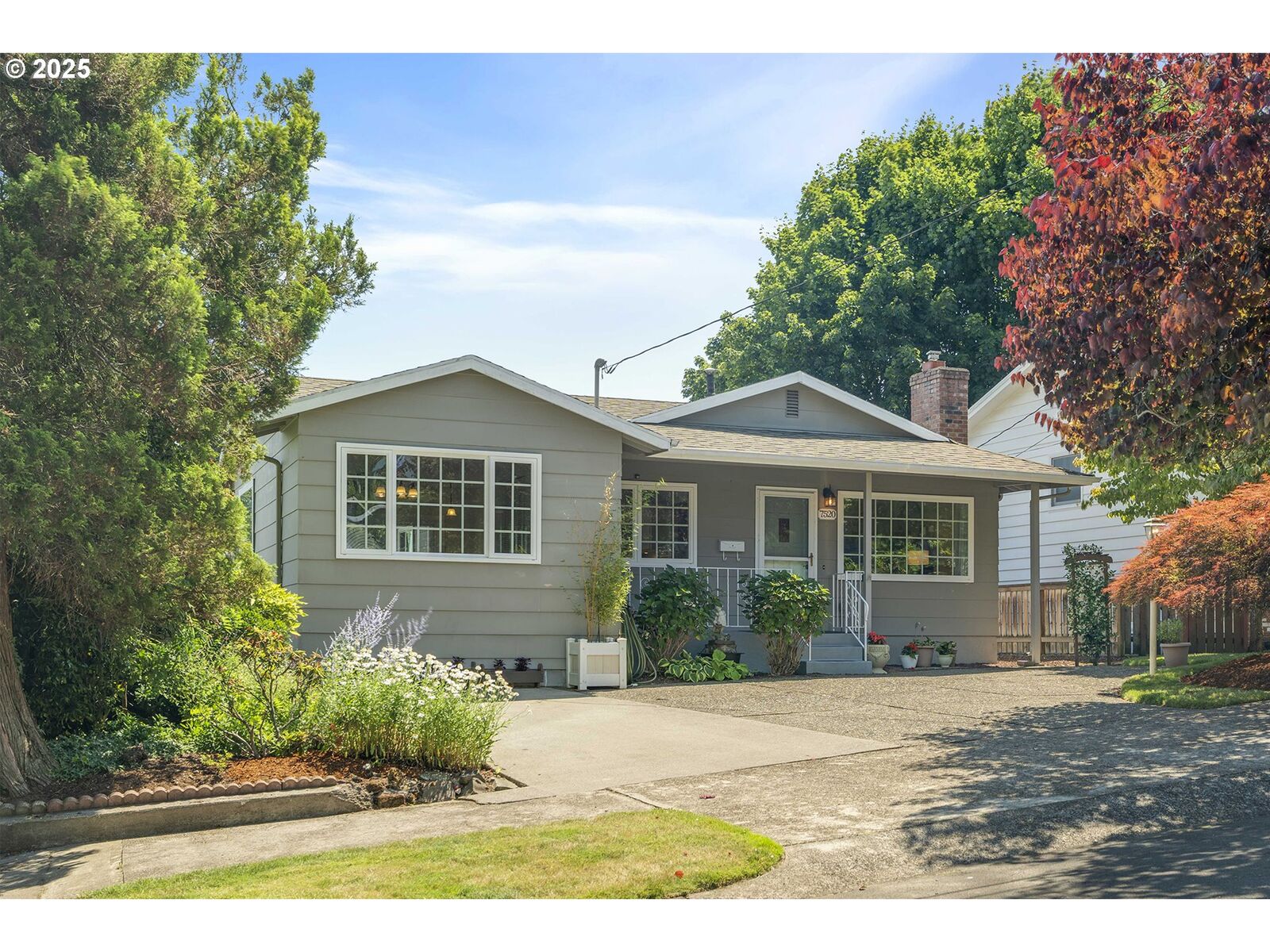 Property Photo:  7520 SE Madison St  OR 97215 