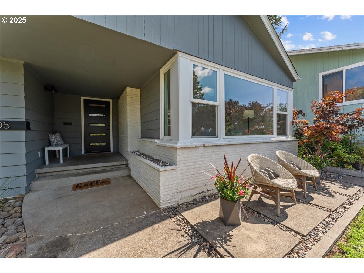 Property Photo: 4405 SE Flavel St OR 97206