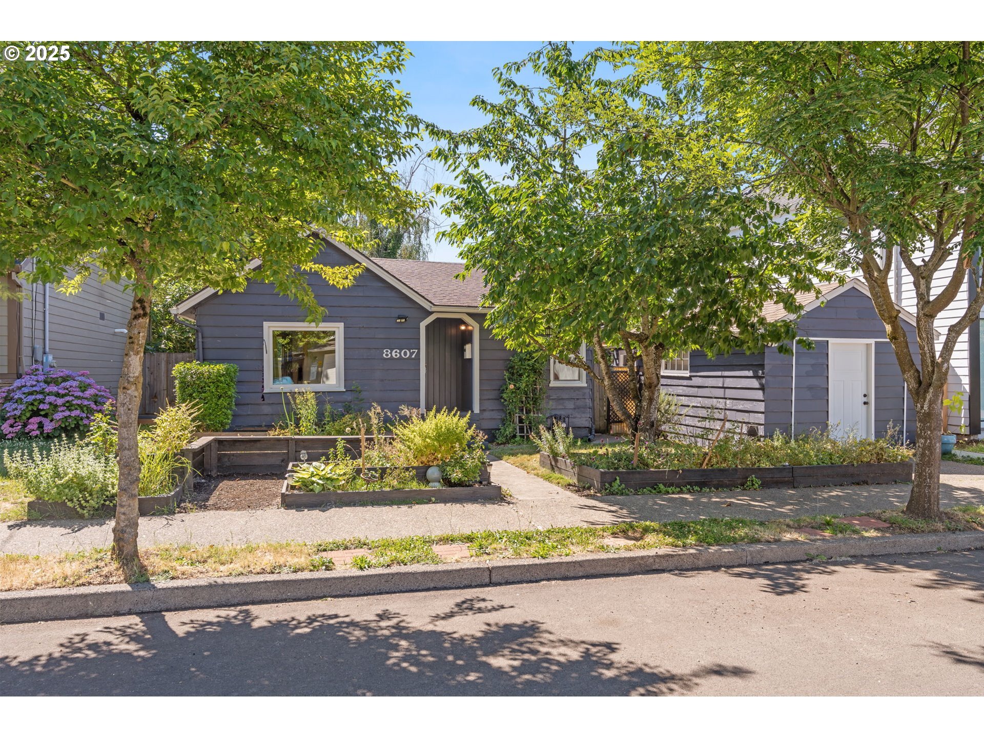 Property Photo: 8607 N Curtis Ave OR 97217