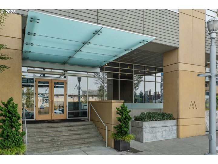 Property Photo: 836 S Curry St 902 OR 97239