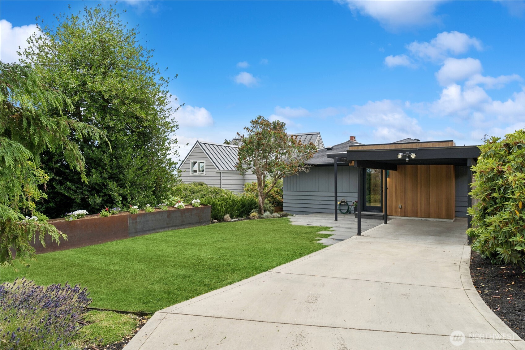 Property Photo: 2626 W Lynn Street WA 98199