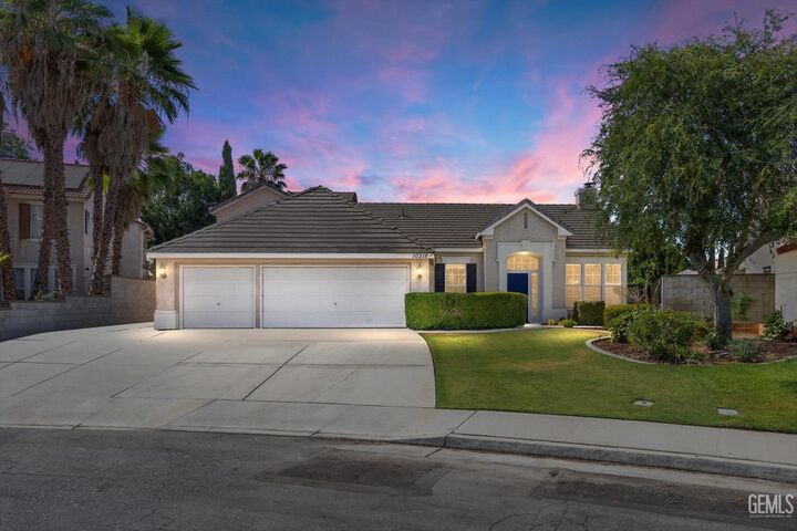 10318 Roehampton Avenue  Bakersfield CA 93312 photo