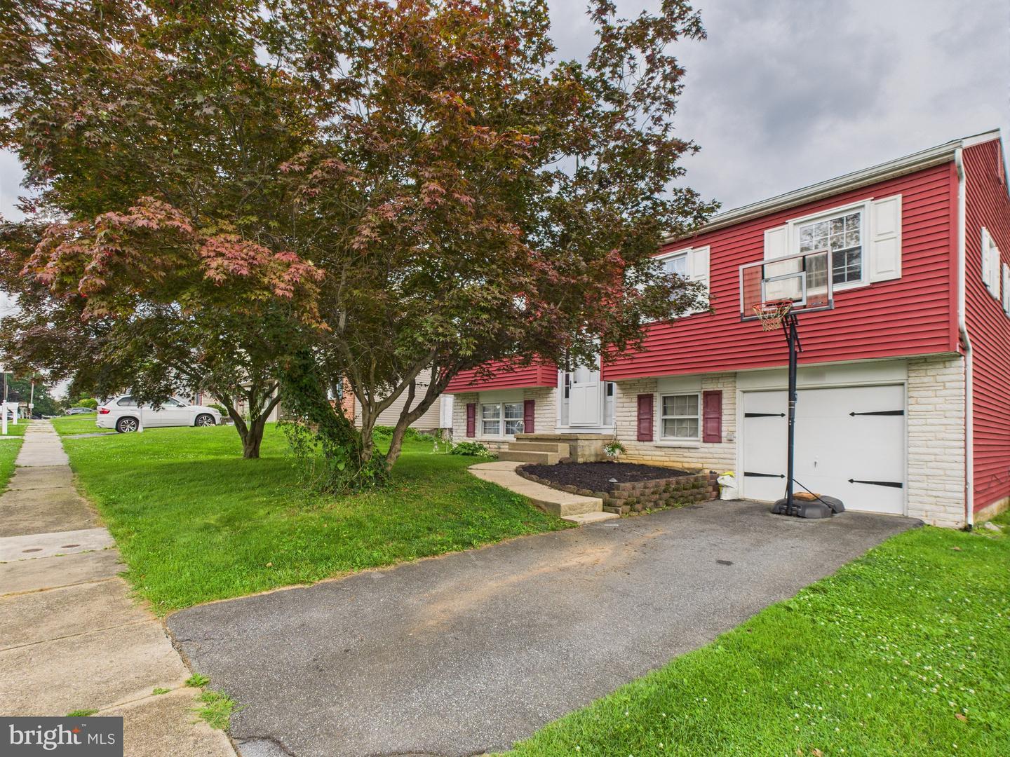 Property Photo: 1554 Princess Anne Drive PA 17601