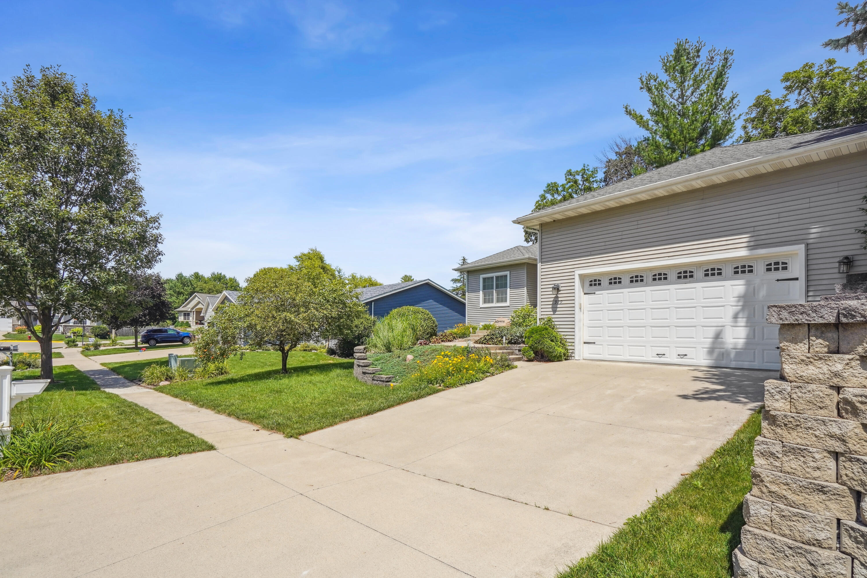 Property Photo: 929 Sampson Drive IA 50201