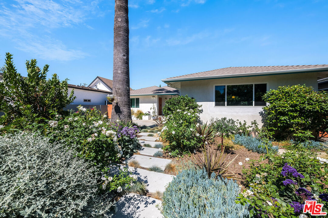 Property Photo:  5651 Mammoth Ave  CA 91401 
