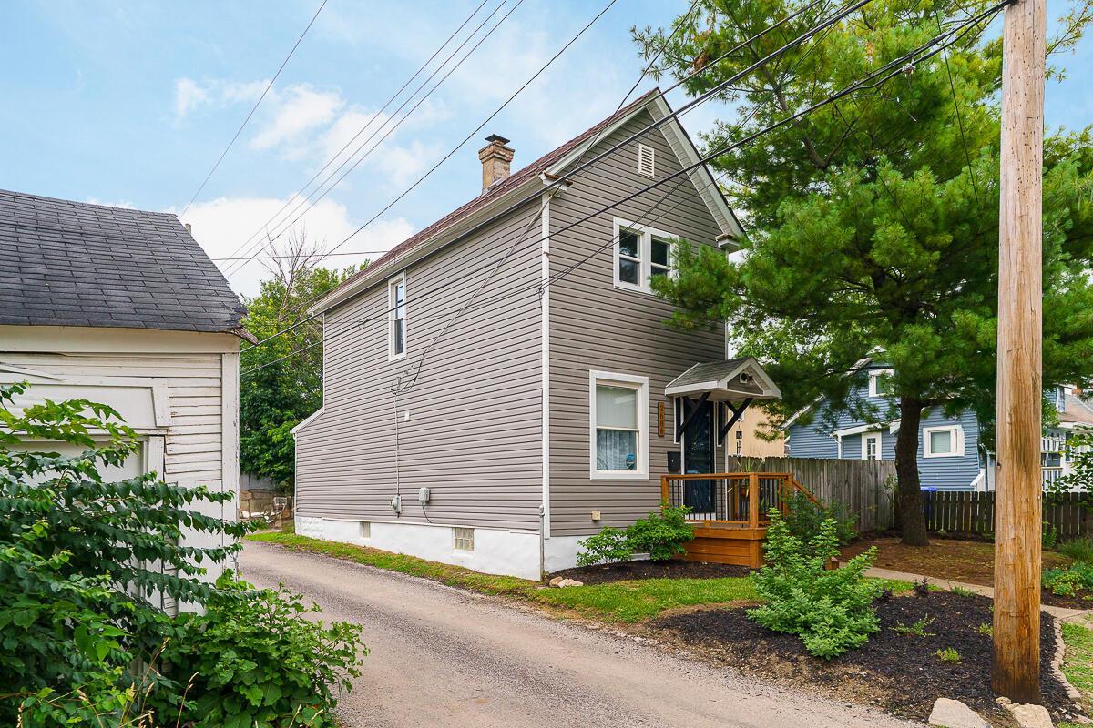 Property Photo: 2686 Wicklow Road OH 43204