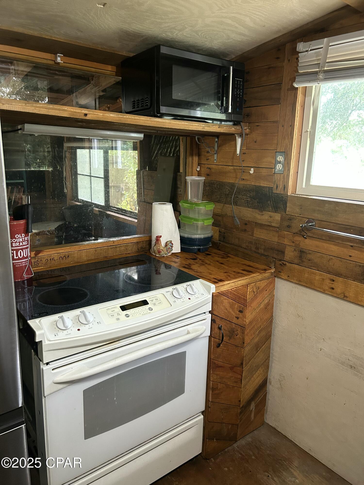 Property Photo: 5735 Highway 77 FL 32428