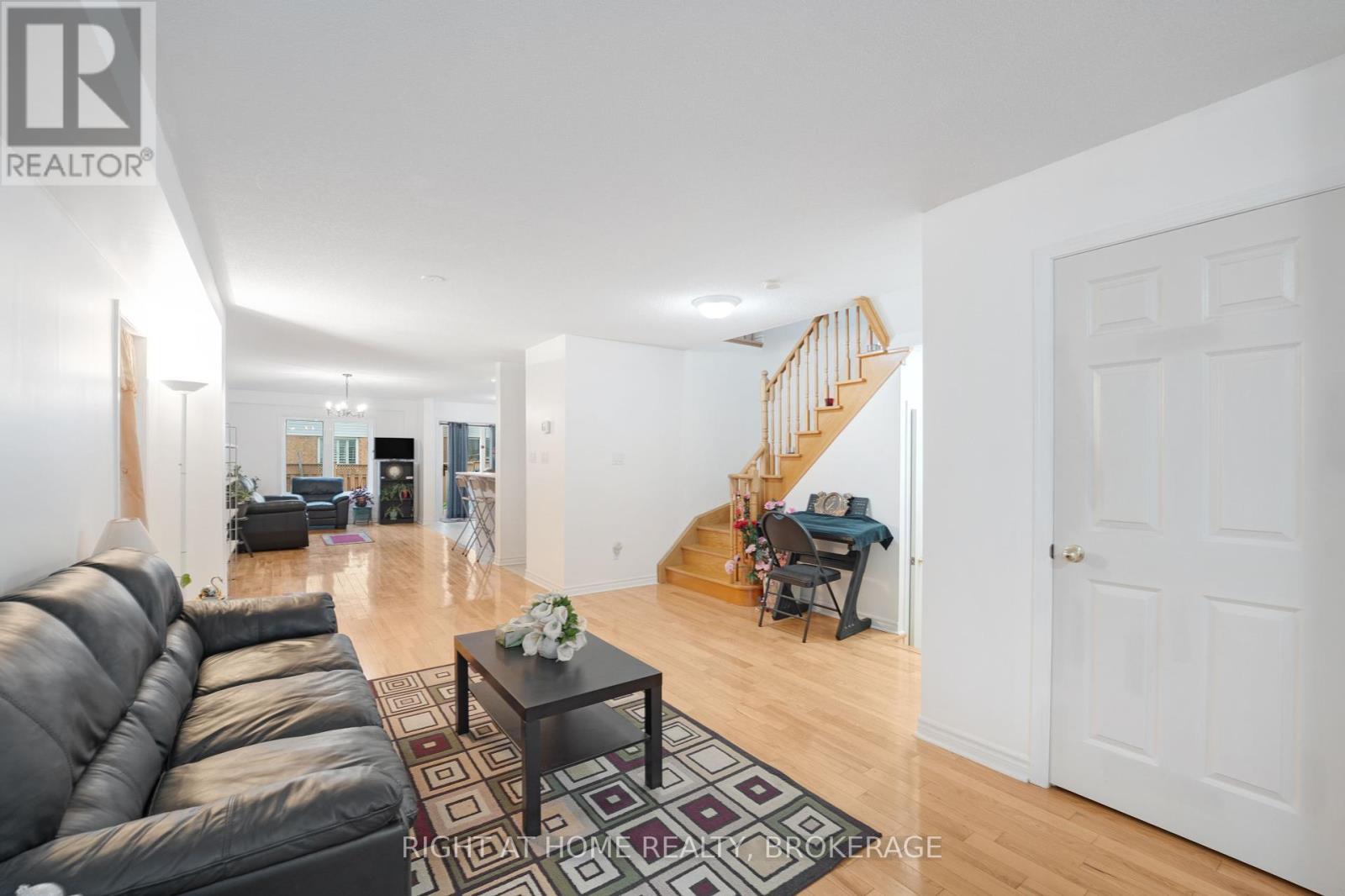 Property Photo:  1528 Avonmore Square North  ON L1V 7H3 