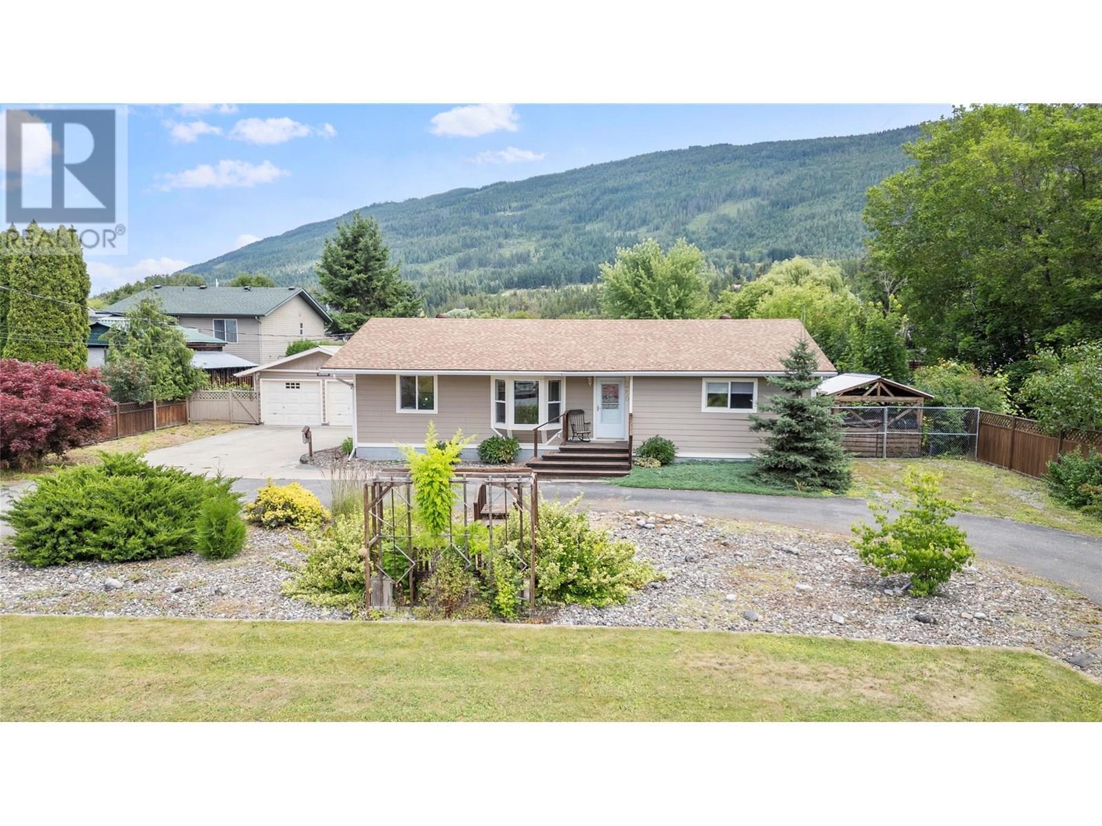 Photo de la propriété: 7250 52 Street Northeast BC V0E 1K0