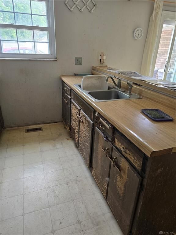 Property Photo:  4801 Creeknoll Court  OH 45424 
