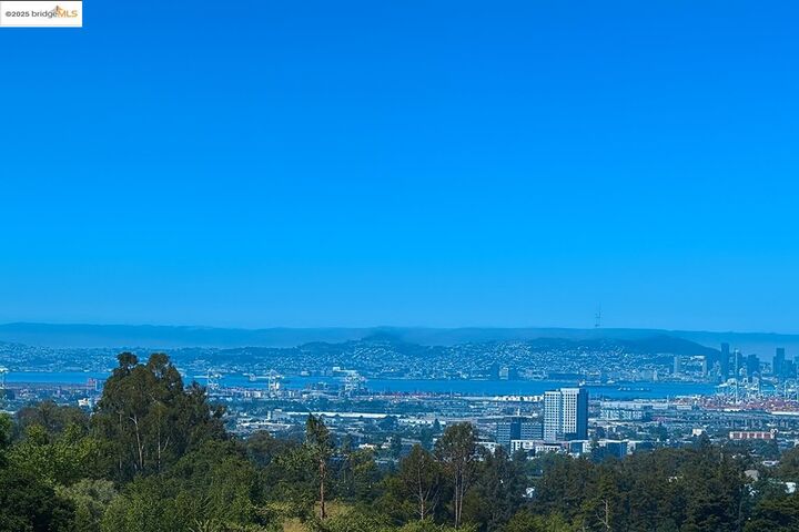 Property Photo:  82 Wilding Ln  CA 94611 