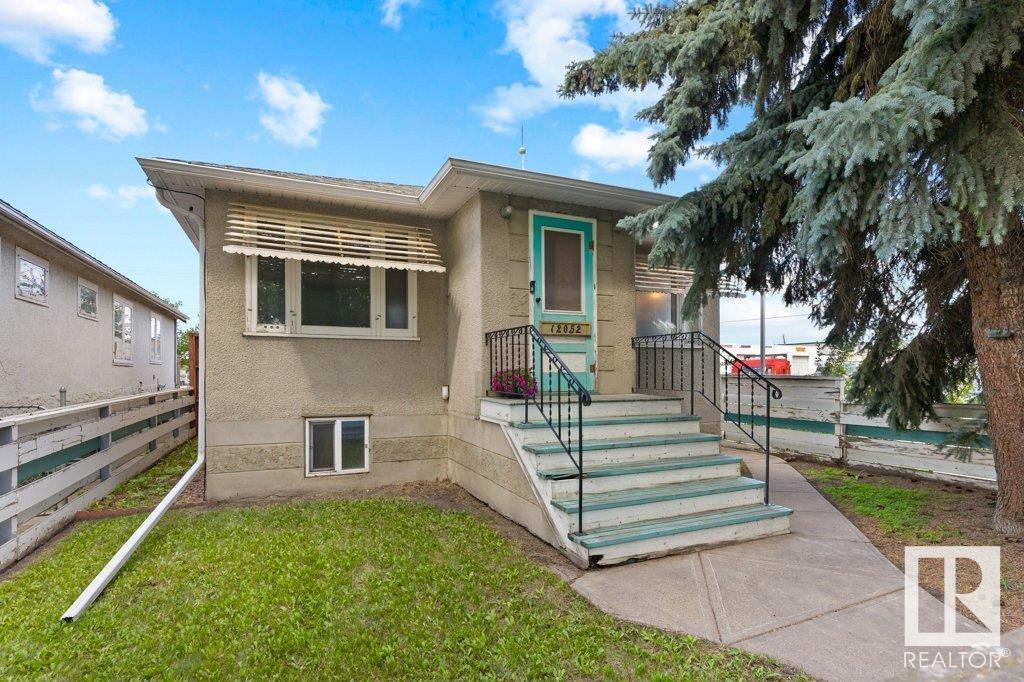 Photo de la propriété:  12052 69 Street NW  AB T5B 1S6 