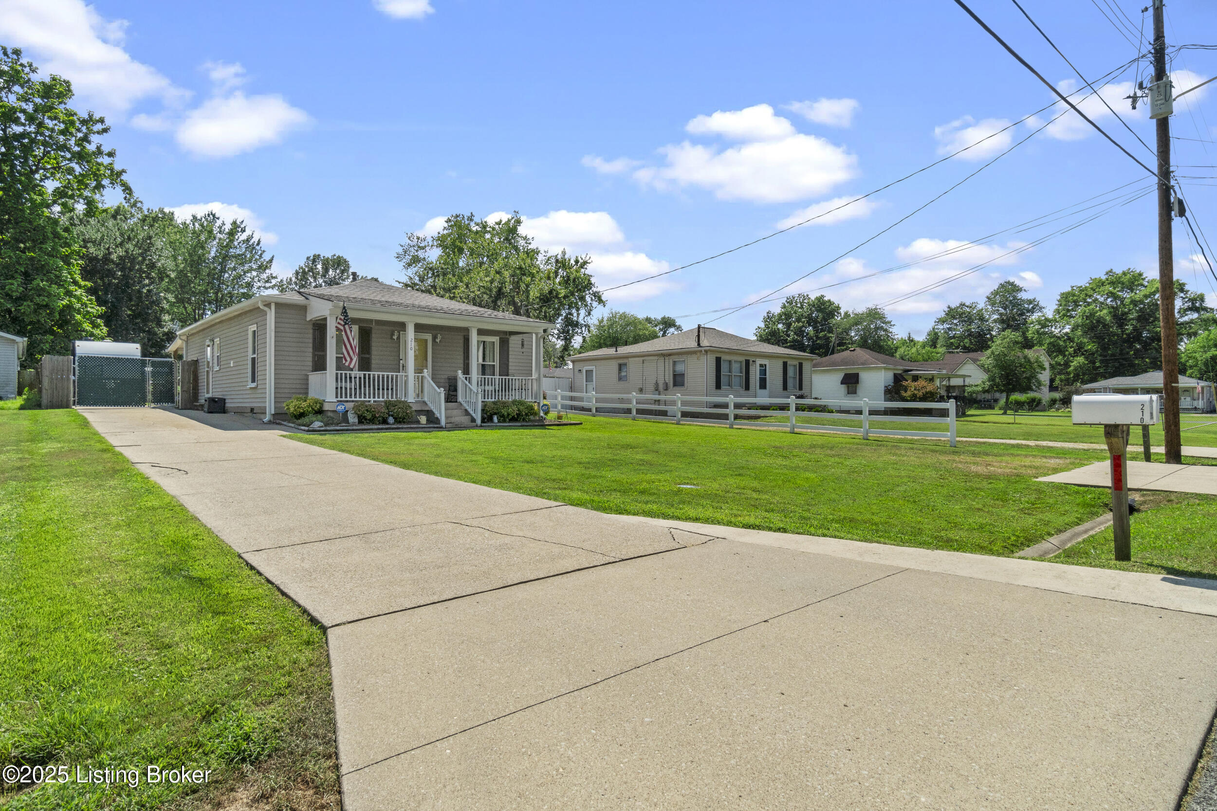 Property Photo: 210 Linda Dr KY 40118