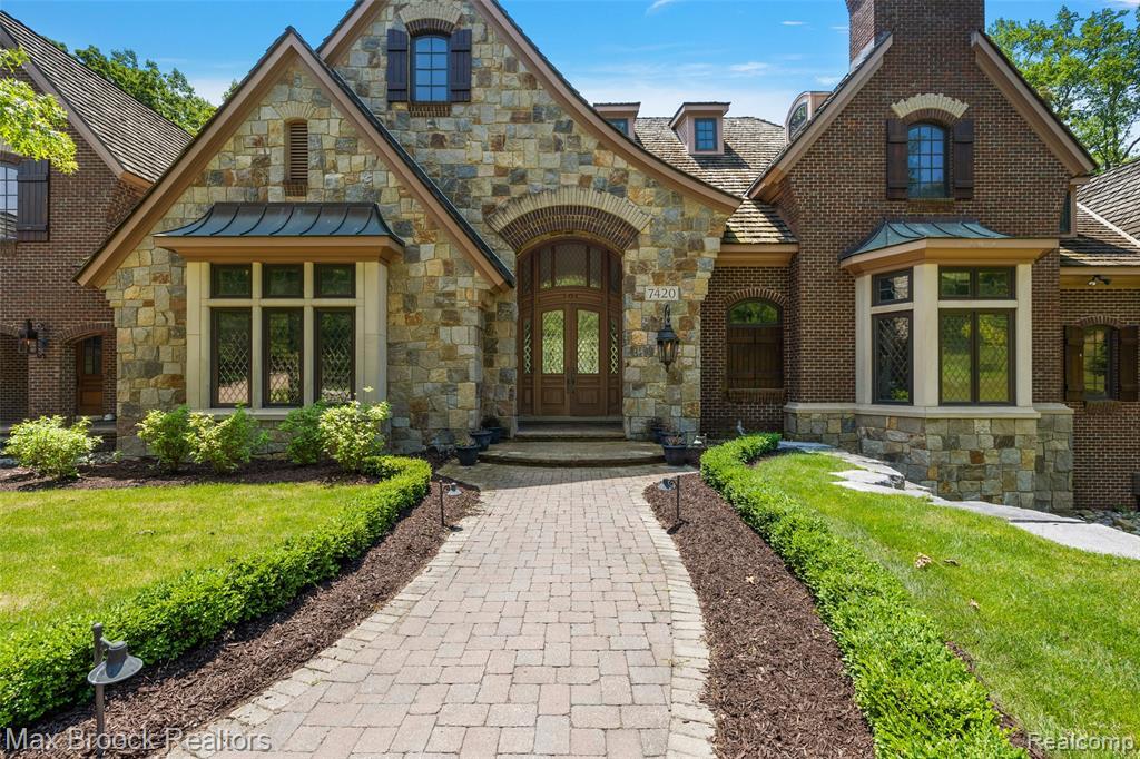 Property Photo:  7420 Inner Circle Drive  MI 48301 3514 