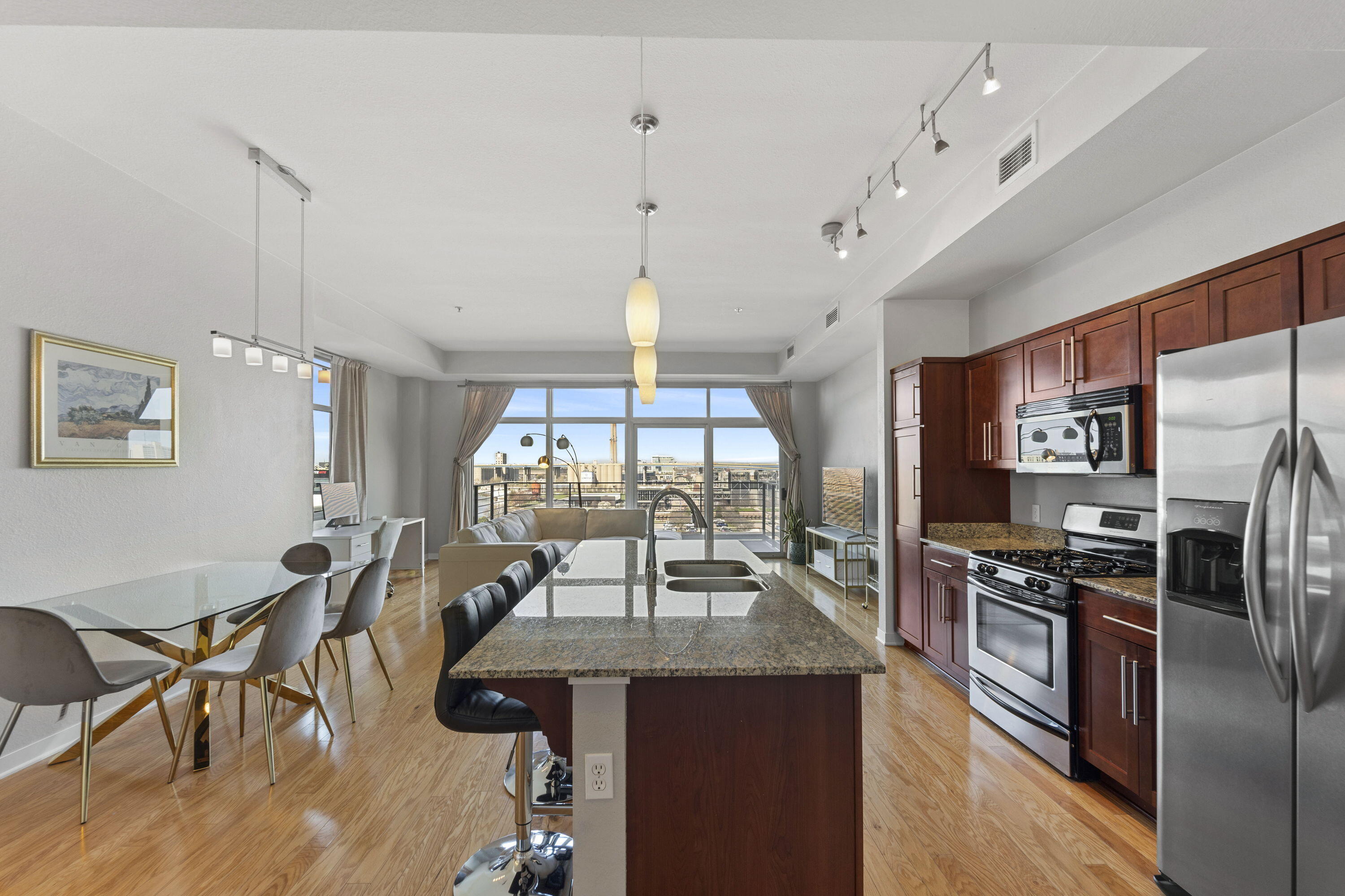 Property Photo: 106 W Seeboth St 821 53204