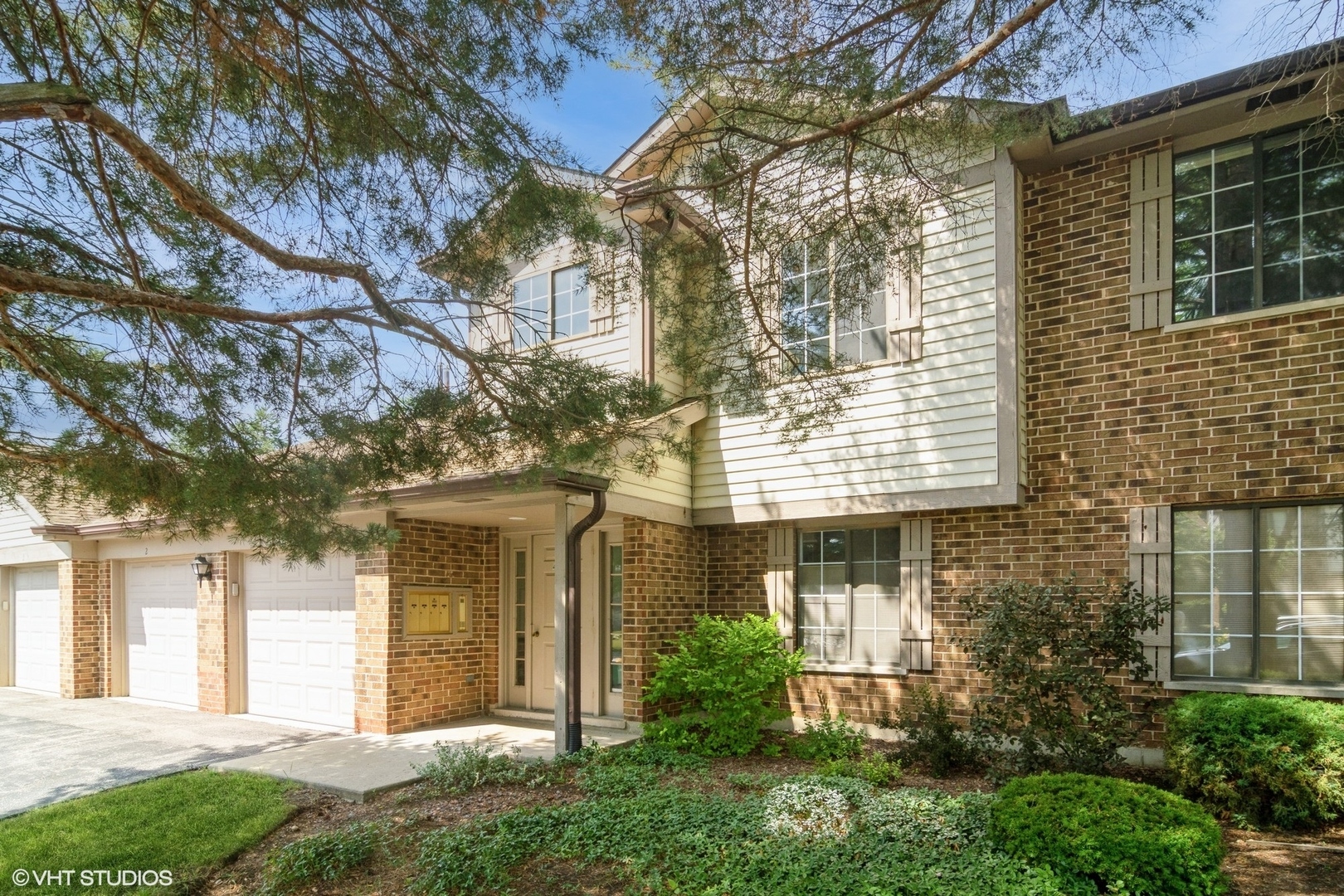 Property Photo: 4130 N Pheasant Trail Court 2 IL 60004