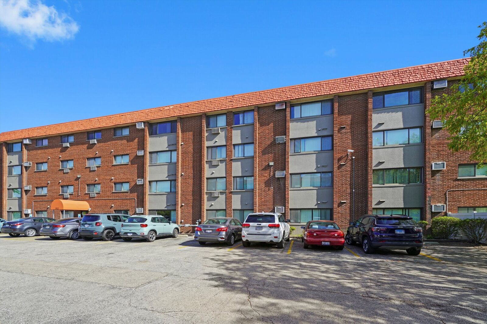 Property Photo: 2021 S Wolf Road 2-118 IL 60162