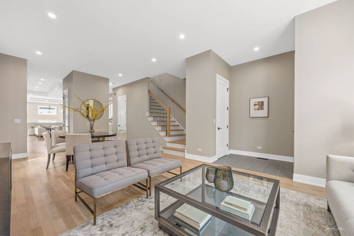 Property Photo: 1642 W Wolfram Street IL 60657