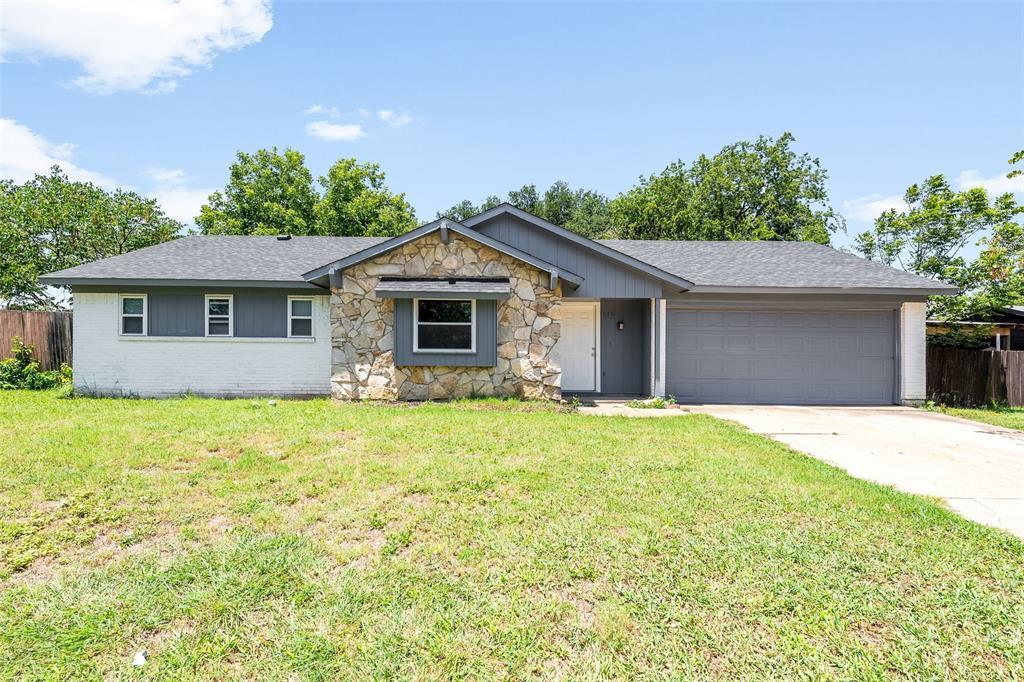 Property Photo: 515 Brynmawr Court TX 76014