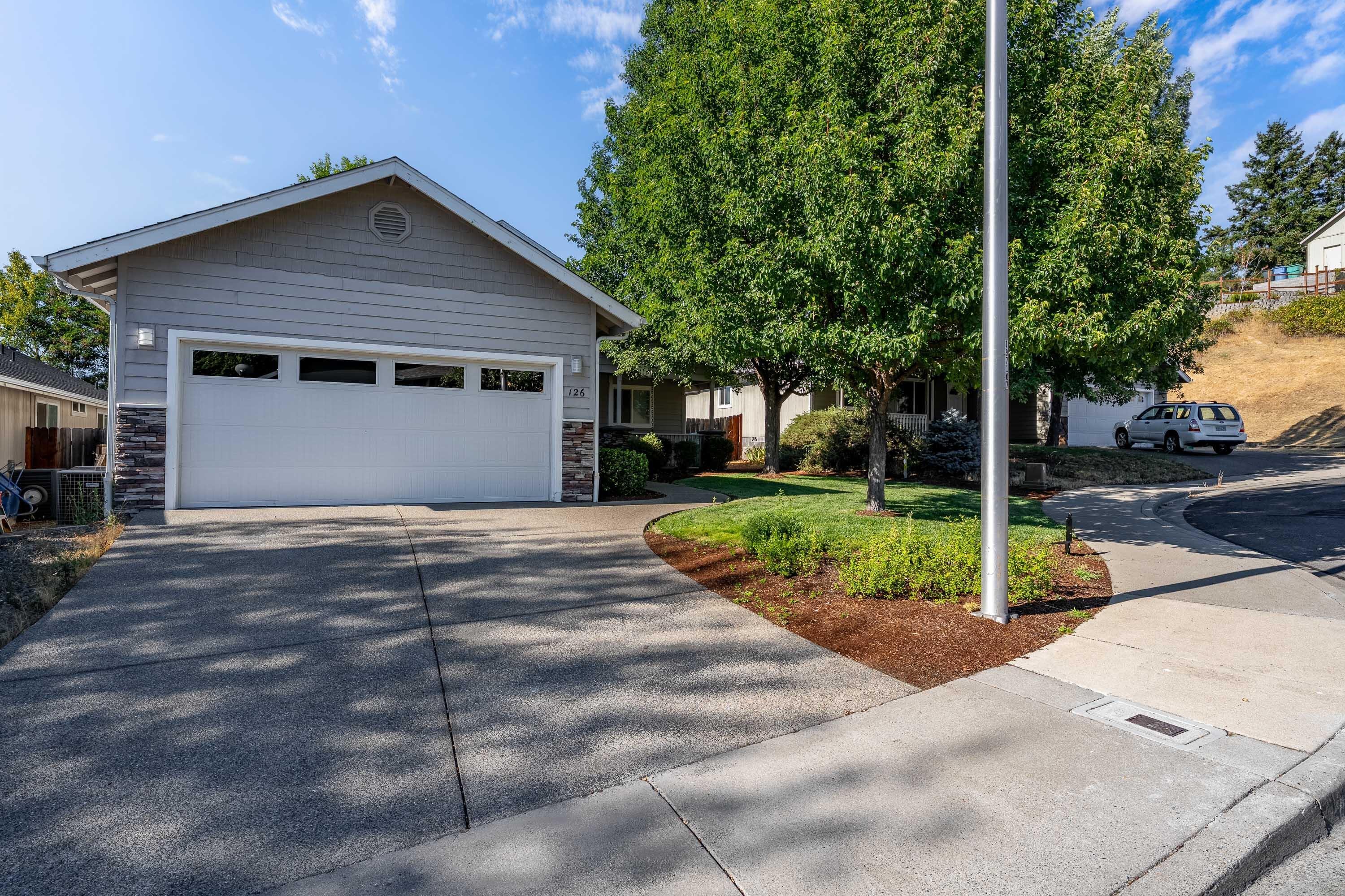 Property Photo:  126 SE Aztec Court  OR 97527 
