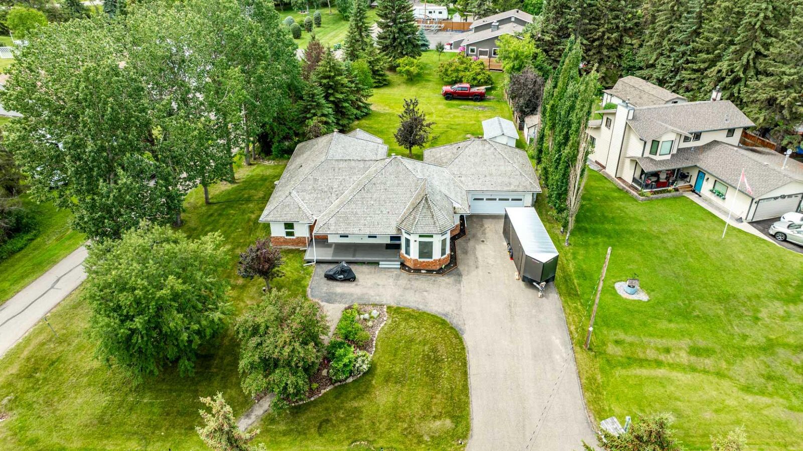 Property Photo:  2 Grand Avenue  AB T4S 1S5 
