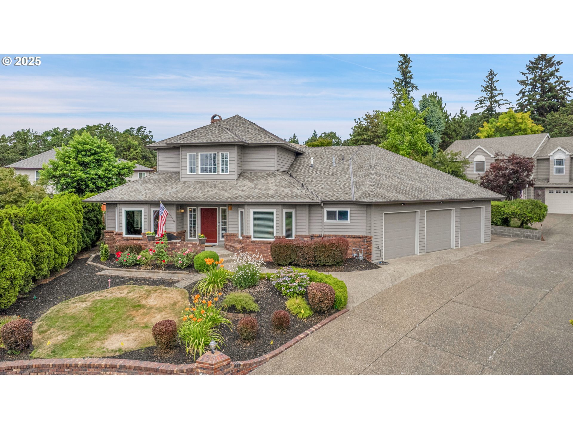 Property Photo:  620 Barbary Ct  OR 97027 