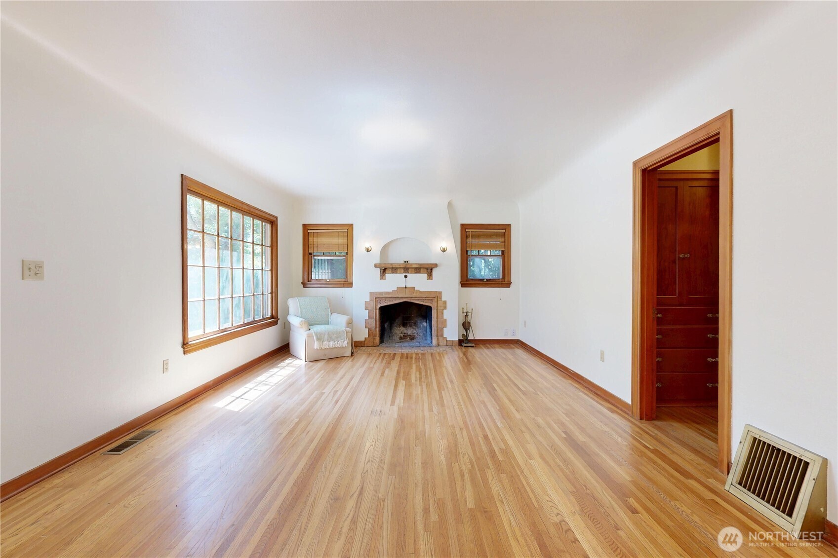 Property Photo: 811 Estrella Street WA 99362