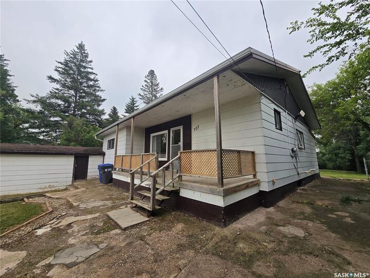 Property Photo: 707 Poplar Street SK S0G 5H0