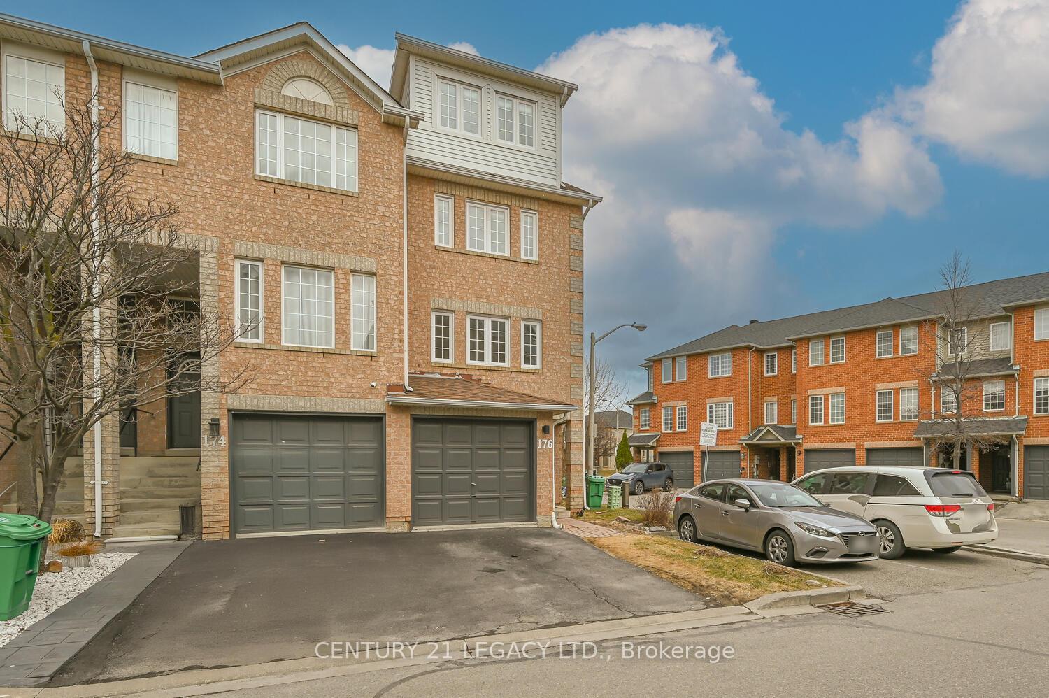 Photo de la propriété: 176 Spadina Road ON L6X 4X6