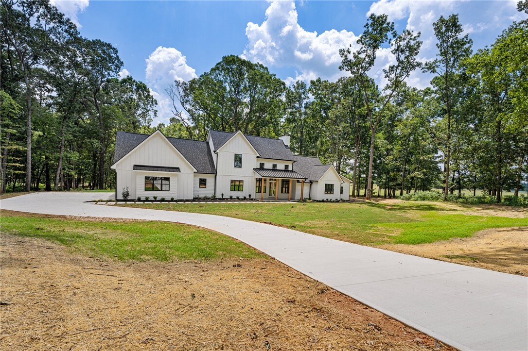 Property Photo: 746 Garrison Road SC 29669