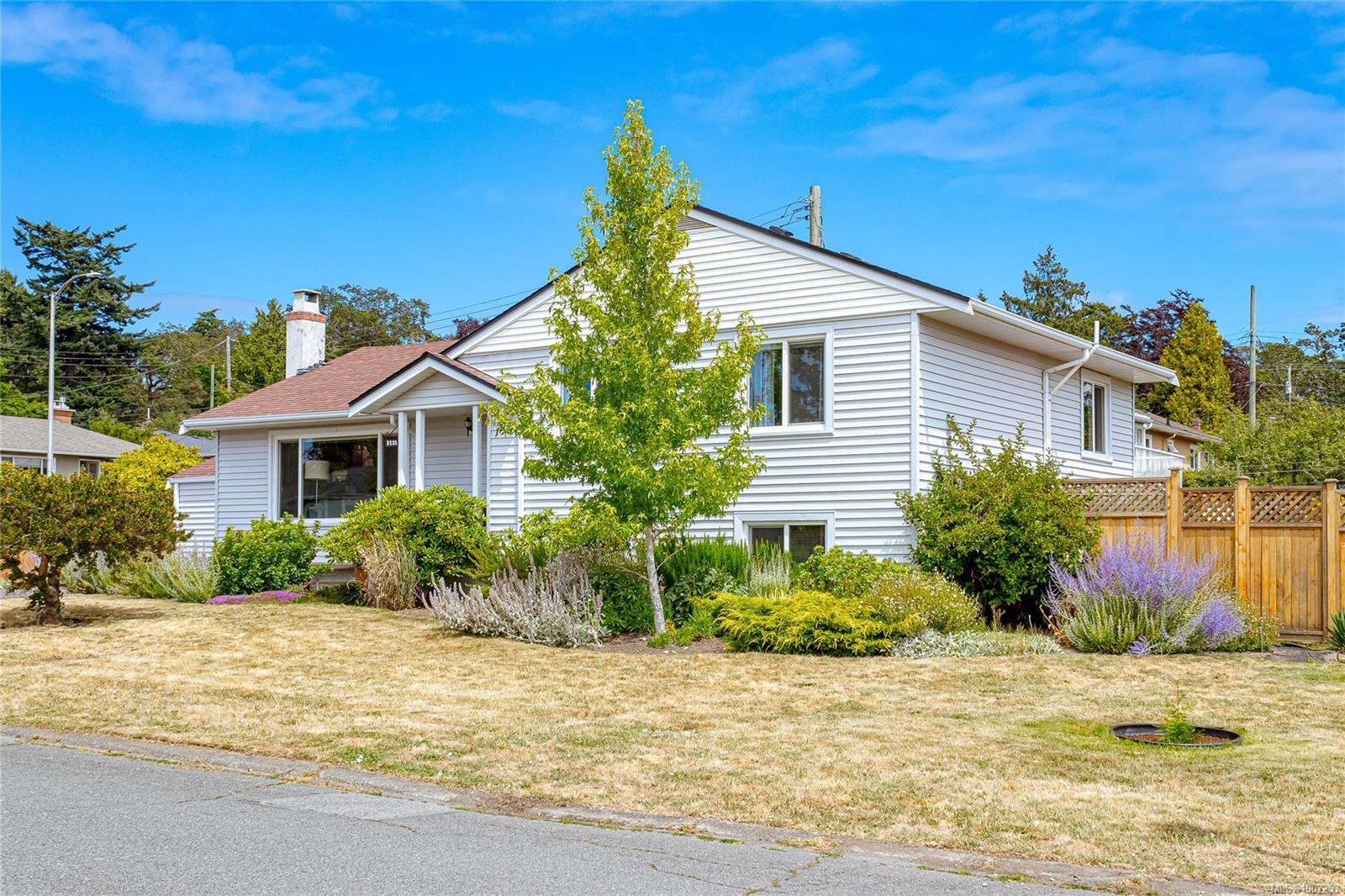 Photo de la propriété:  3231 Frechette St  BC V8P 4N8 