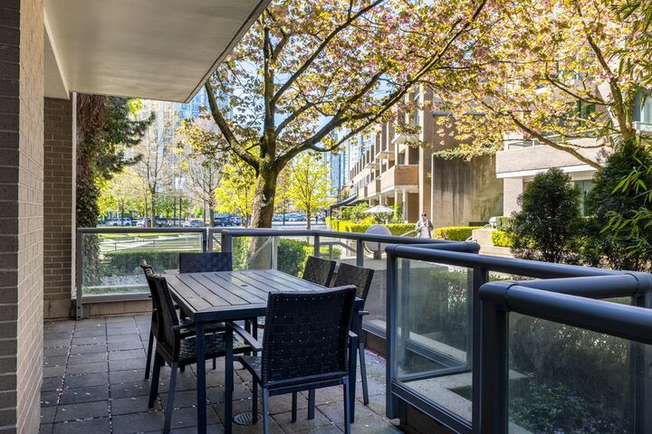 Photo de la propriété:  1019 Expo Boulevard  BC V6Z 2W1 