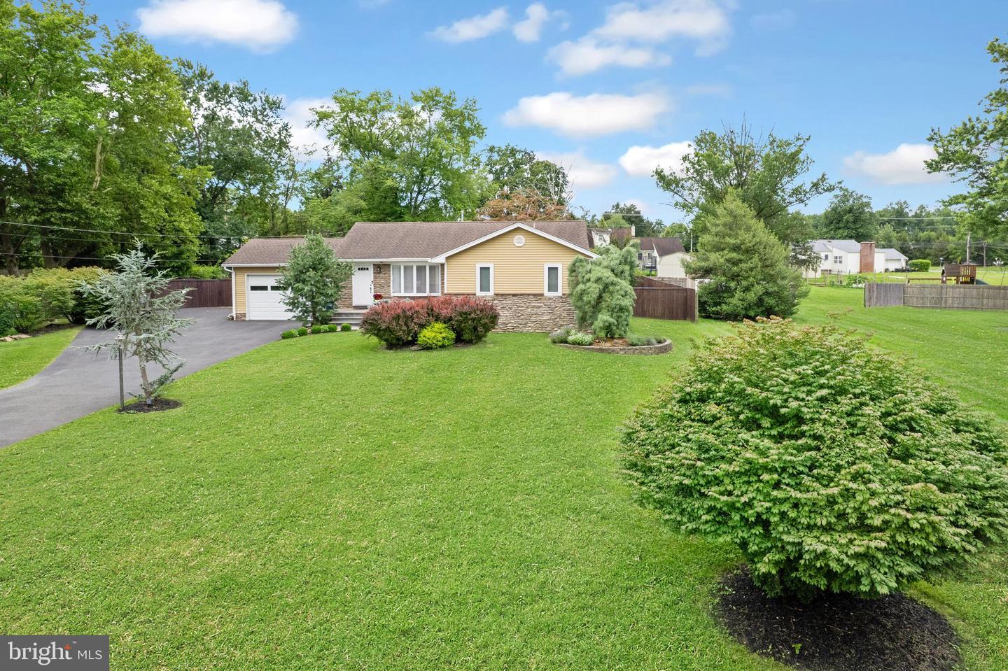 Property Photo:  4 Cherokee Drive  NJ 08534 