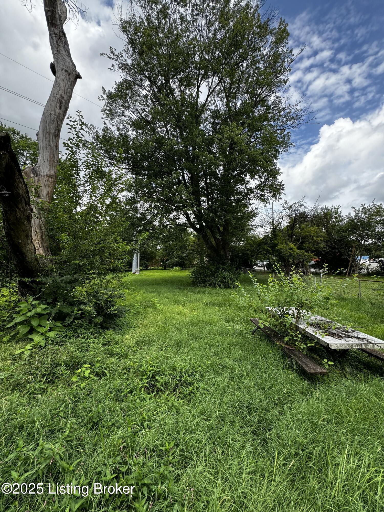 Property Photo:  304 W Southside Ct  KY 40214 
