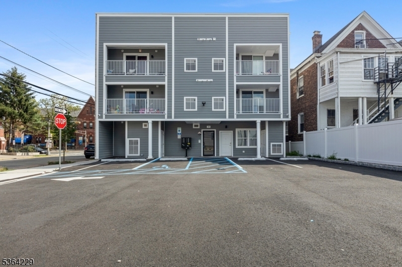 Property Photo: 862 E Jersey St 1 NJ 07201