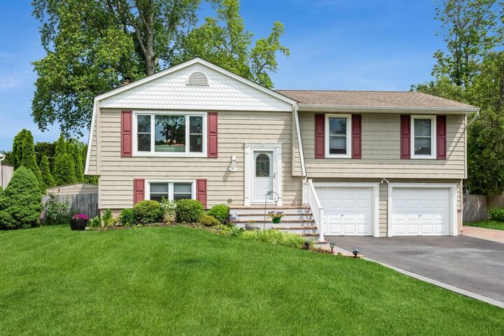 9 Phyllis Court  Kings Park NY 11754 photo