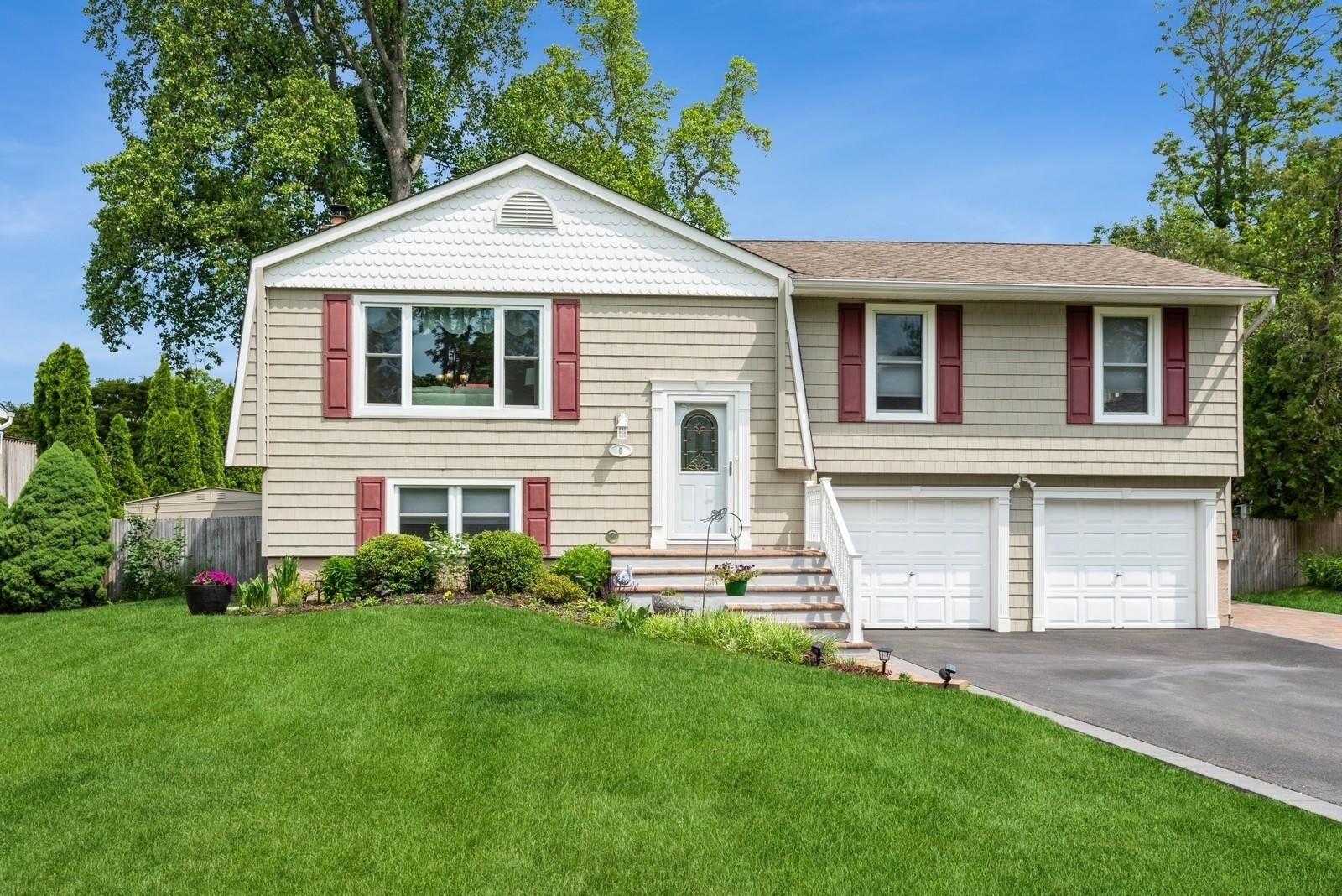 Property Photo:  9 Phyllis Court  NY 11754 