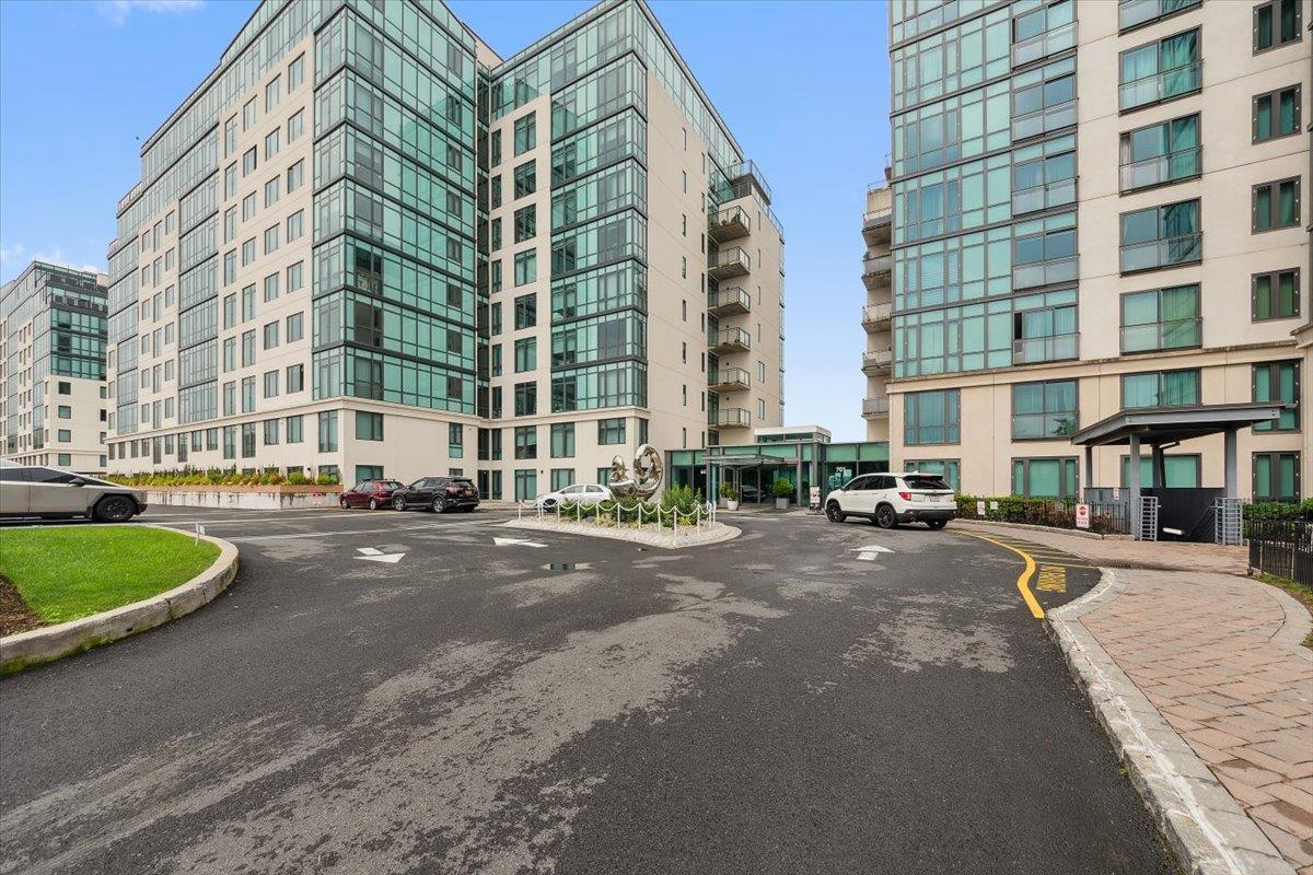 Property Photo: 701 Ridge Hill Boulevard 11E NY 10710