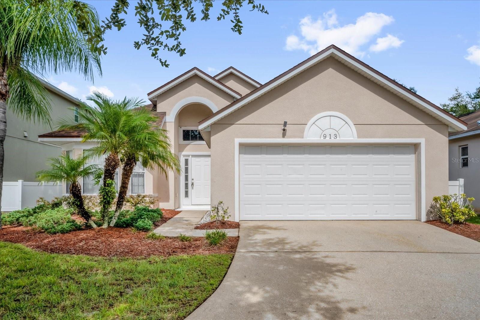 Property Photo: 913 Emerald Green Court FL 34746