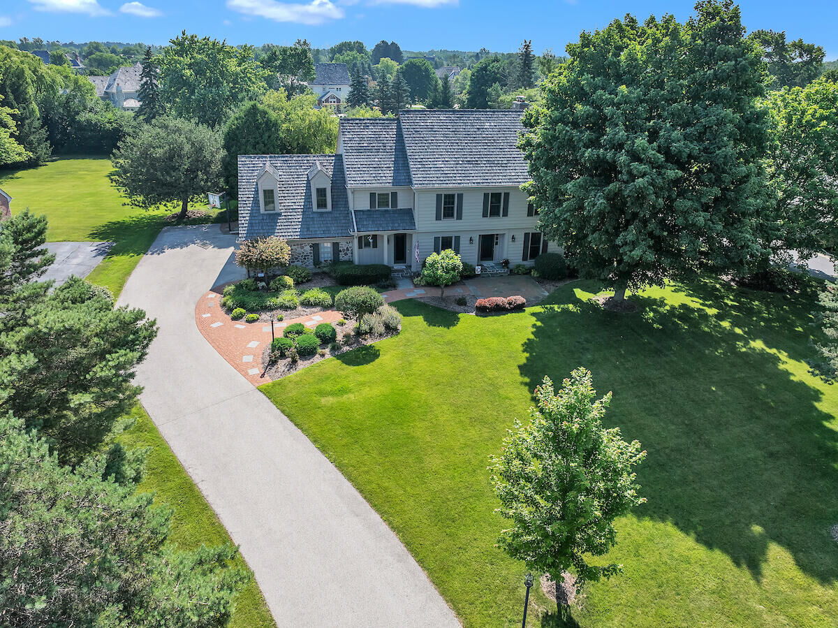 Property Photo: 10426 N Haddonstone Pl WI 53092